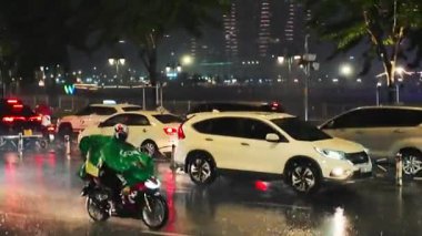 HO CHI MINH CITY, VIET NAM - 29 AUG 2024: Kötü hava şartları, sağanak yağış ve sağanak yağış nedeniyle taşınması zor insanlar, yoğun yağış motosikletler için düşük görüş mesafesi, arabalar için meydan okuyucu hareketler