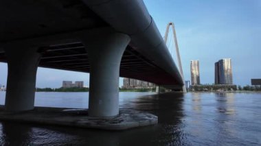 Ho Chi Minh şehrinde Ba Son kablo köprüsü, büyük köprü rıhtımları, Sai Gon Nehri 'ndeki modern altyapı altında kargo botu.
