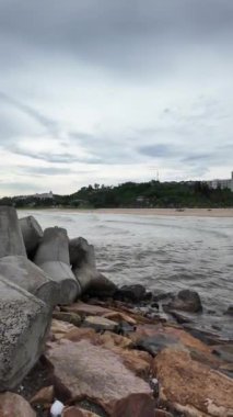 Phan Thiet, Binh Thuan 'daki büyük dalgalardan korunmak için büyük beton bloklar, güçlü dalgakıranlar ya da dalgakıranlar.