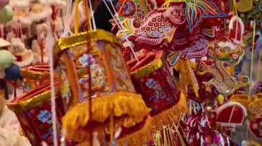 Luong Nhu Hoc fenerlerindeki çocuklar için güzel bir fener sonbaharın ortalarında ağaçlar, açık hava pazarında asılı renkli çocuk oyuncakları, dolunayda geleneksel bir Vietnam kültürü.