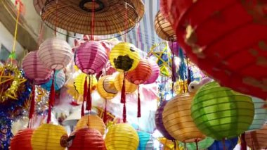 Luong Nhu Hoc fenerlerindeki çocuklar için güzel bir fener sonbaharın ortalarında ağaçlar, açık hava pazarında asılı renkli çocuk oyuncakları, dolunayda geleneksel bir Vietnam kültürü.