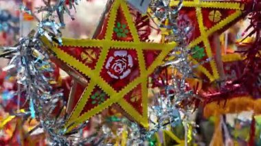 Luong Nhu Hoc fenerlerindeki çocuklar için güzel bir fener sonbaharın ortalarında ağaçlar, açık hava pazarında asılı renkli çocuk oyuncakları, dolunayda geleneksel bir Vietnam kültürü.