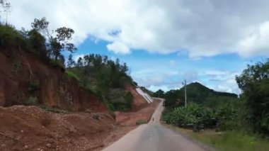 Motosikletle yolculuk, yüksek hızda hareket ettiğinde motorsiklet görüş alanından dönen dağlık arazi düşünce ormanı eğrisinde hareketli bir yolculuk yapar.