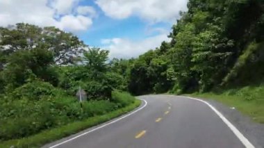 Motosikletle yolculuk, yüksek hızda hareket ettiğinde motorsiklet görüş alanından dönen dağlık arazi düşünce ormanı eğrisinde hareketli bir yolculuk yapar.