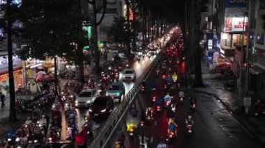 HO CHI MINH CITY, VIET NAM - SEPT 18, 2024: Sai Gon caddesinde trafik kalabalığı, motorsikletler, motorsikletler, trafik saatinde yol ayrımında giden arabalar kalabalık, kalabalık şehir manzarası