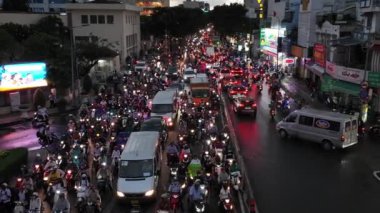 HO CHI MINH CITY, VIET NAM - SEPT 18, 2024: Sai Gon caddesinde trafik kalabalığı, motorsikletler, motorsikletler, trafik saatinde yol ayrımında giden arabalar kalabalık, kalabalık şehir manzarası