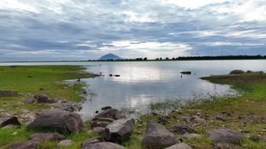 Dau Tieng Gölü 'nün bulutlu bir günde manzarası, Tay Ninh, Binh Duong, Binh Phuoc' taki nehrin yukarısındaki sulama barajına sahip en büyük tatlı su kaynağı.