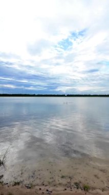 Dau Tieng Gölü 'nün bulutlu bir günde manzarası, Tay Ninh, Binh Duong, Binh Phuoc' taki nehrin yukarısındaki sulama barajına sahip en büyük tatlı su kaynağı.