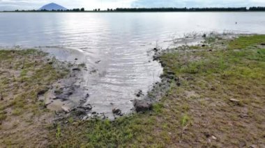 Dau Tieng Gölü 'nün bulutlu bir günde manzarası, Tay Ninh, Binh Duong, Binh Phuoc' taki nehrin yukarısındaki sulama barajına sahip en büyük tatlı su kaynağı.