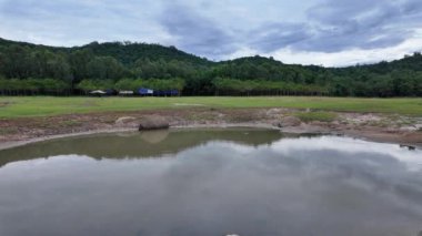 Dau Tieng Gölü 'nün bulutlu bir günde manzarası, Tay Ninh, Binh Duong, Binh Phuoc' taki nehrin yukarısındaki sulama barajına sahip en büyük tatlı su kaynağı.