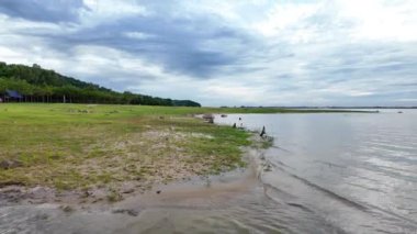 Dau Tieng Gölü 'nün bulutlu bir günde manzarası, Tay Ninh, Binh Duong, Binh Phuoc' taki nehrin yukarısındaki sulama barajına sahip en büyük tatlı su kaynağı.