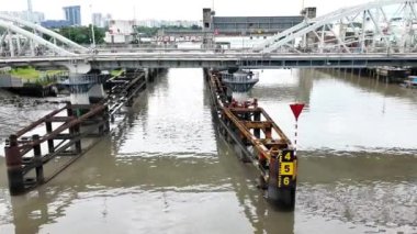 HO CHI MINH CITY, VIET NAM - SEPT 19. 2024: Eski çelik Tan Thuan köprüsü, yaşlanmakta olan hıçkırık altyapısı, yağmur mevsiminde trafiğin güvensiz olduğu uyarısı