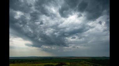 Bulutlar ovaların üzerinde uçar, fırtına getirir.