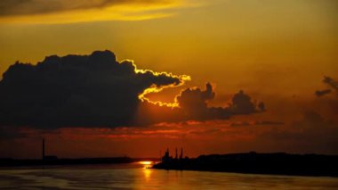 Tuna Nehri üzerinde bulutlu gün batımı