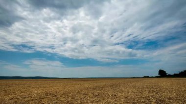 Bulutlar hasat alanının üzerinde uçar