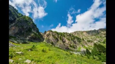 Bulutlar dağların tepelerinden geçiyor