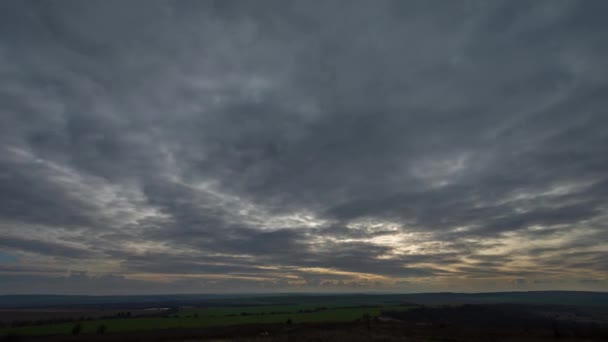 Wolken Fliegen Tief Über Das Flachland — Stockvideo