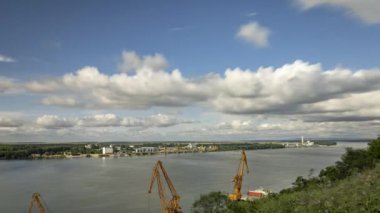 Bulgaristan ile Romanya arasında feribot bulunan Tuna Nehri üzerindeki bulutlar