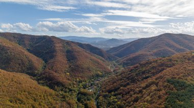 Sonbaharda dağların ormanlarının havadan görünüşü