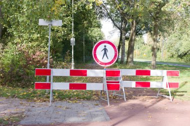 Yol bariyerlerle kapatıldı ve yol çalışması için yaya tabelasına imza atıldı.