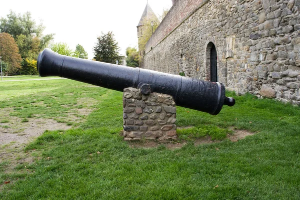 Старая Историческая Пушка Оборонительной Стены Центре Маастрихта Нидерландах — стоковое фото