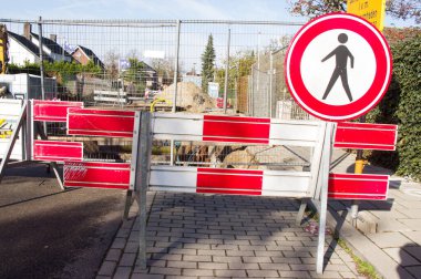Hollanda 'daki Arnhem' de yol çalışması için engellerle kapatılmış ve yayalar için imza verilmiş.