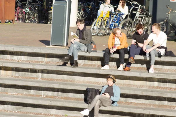 Utrecht Holanda Novembro 2022 Pessoas Gostam Sol Uma Escadaria Centro — Fotografia de Stock