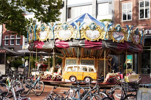 荷兰埃因霍温 2022年10月27日 在埃因霍温市中心的一个有趣的交易会上的旋转木马 免版税图库照片