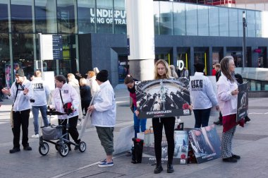 Utrecht, Hollanda - 12 Kasım 2022: Hayvan Hakları aktivisti Utrecht merkez tren istasyonu önünde hayvanlara daha iyi davranılmasını protesto etti