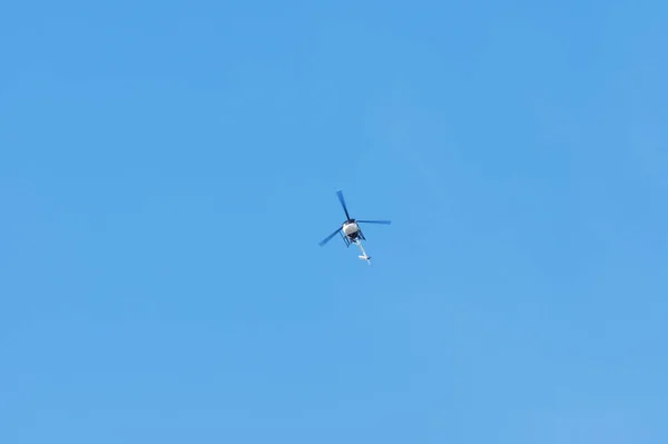 Helicóptero Volando Alto Cielo Holanda Con Una Clarísima Altura Azul —  Fotos de Stock