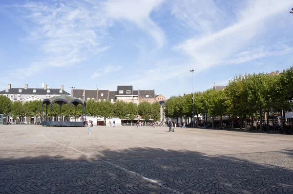 荷兰马斯特里赫特 2022年10月12日 Vrijthof和一些人在一起 Vrijthof是马斯特里赫特市中心的一个大型城市广场 — 图库照片