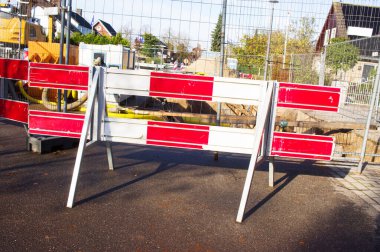 Yol çalışmaları için barikatlarla kapatılmış bir çalışma alanı