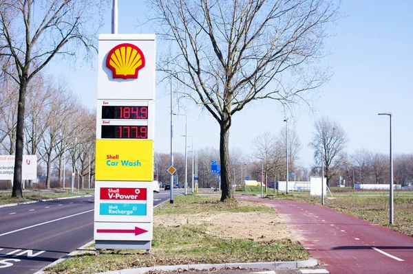 Arnhem Ολλανδία Μαρτίου 2023 Μεγάλος Πυλώνας Πληροφόρησης Τιμές Καυσίμων Βενζινάδικο — Φωτογραφία Αρχείου