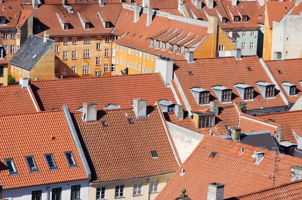 丹麦哥本哈根市中心传统房屋红色屋顶的空中景观 免版税图库图片