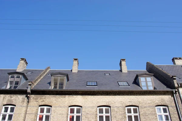 덴마크 코펜하겐에서 하늘을 배경으로 기숙사가 역사적 계단식 가옥의 — 스톡 사진