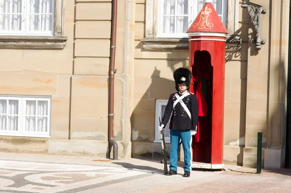 丹麦哥本哈根 2023年4月8日 在丹麦哥本哈根的Amalienborg宫 身着传统制服的皇家卫兵站在一个红色哨兵盒前 — 图库照片