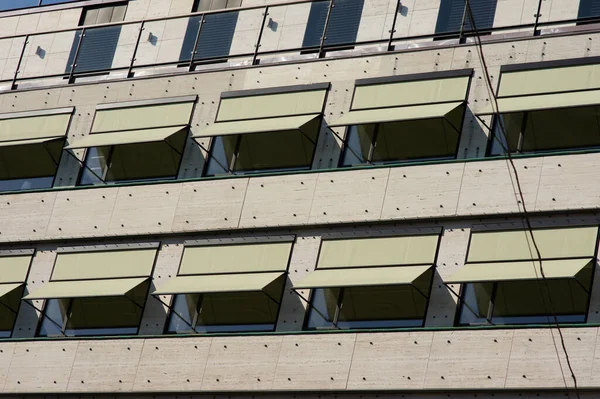 丹麦哥本哈根一幢装有绿色防晒霜窗户的大楼的墙壁 图库照片