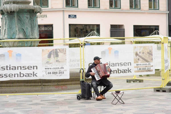 哥本哈根 2023年4月9日 街头音乐家在哥本哈根市中心的吉他上表演 — 图库照片