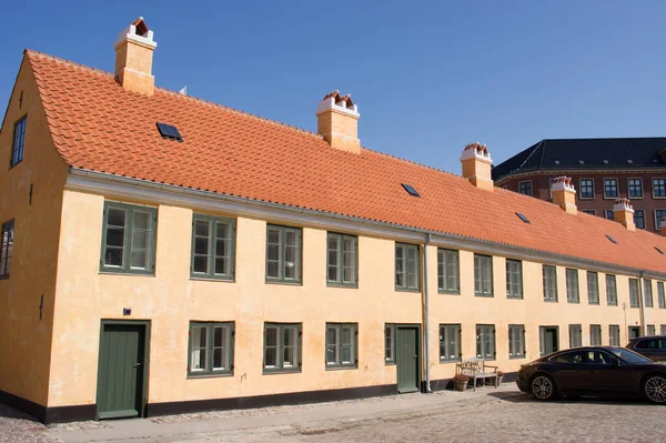 デンマークのコペンハーゲンにある赤い屋根と澄んだ青い空の伝統的な黄色のテラスハウス — ストック写真