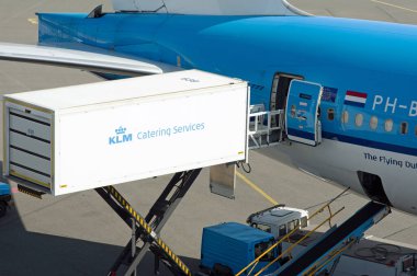 Schiphol, Hollanda - 5 Nisan 2023: KLM Yemek Hizmetleri, bir sonraki uçuş için Schiphol havaalanına hazırlanmak için
