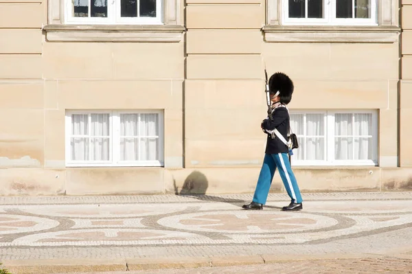 丹麦哥本哈根 2023年4月8日 丹麦哥本哈根Amalienborg宫殿前穿着传统制服的皇家卫兵 — 图库照片