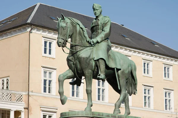 丹麦哥本哈根 2023年4月6日 丹麦哥本哈根Amalienborg广场中心的弗雷德里克五世马术雕像 — 图库照片