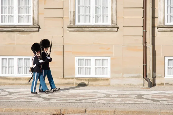 丹麦哥本哈根 2023年4月8日 丹麦哥本哈根Amalienborg宫殿前两名身着传统制服的皇家卫兵 — 图库照片