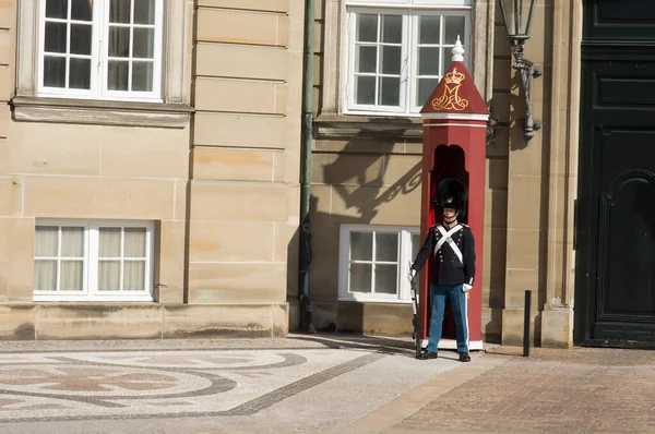 Kodaň Dánsko Dubna 2023 Královská Stráž Tradiční Uniformě Před Červenou — Stock fotografie