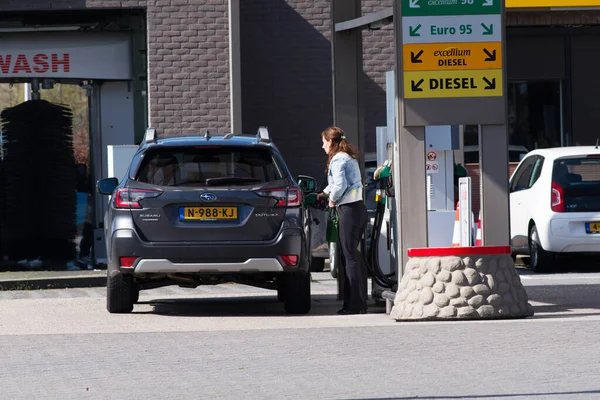 Arnhem Países Bajos Abril 2023 Mujer Repostando Coche Gasolinera Total — Foto de Stock