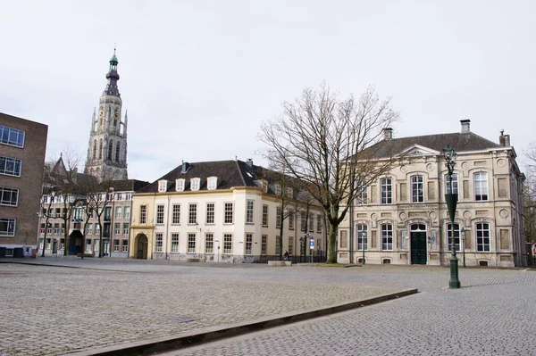 オランダのブレダの中心部に歴史的な建物を持つKasteelplein広場 — ストック写真