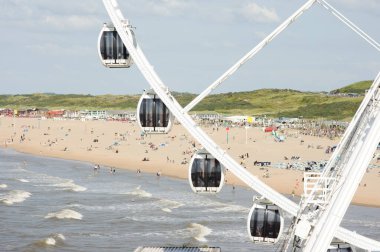 Lahey, Hollanda - 24 Ağustos 2021: Scheveningen 'deki iskelenin dönme dolabının bir parçası