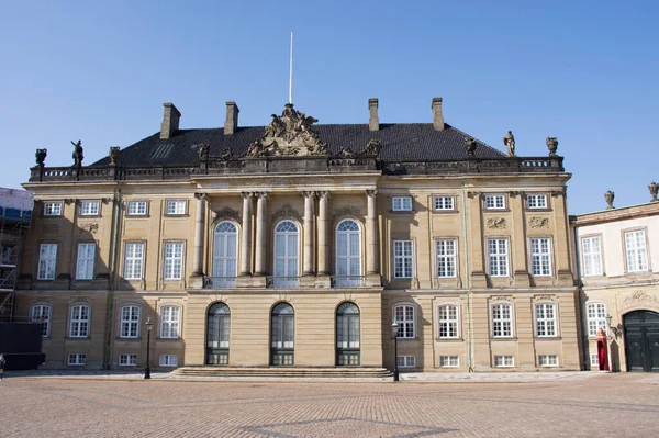 デンマーク コペンハーゲン2023年4月6日 デンマーク王室宮殿 青空の下 デンマーク コペンハーゲンの中心部にあるアメリアンボルグ — ストック写真