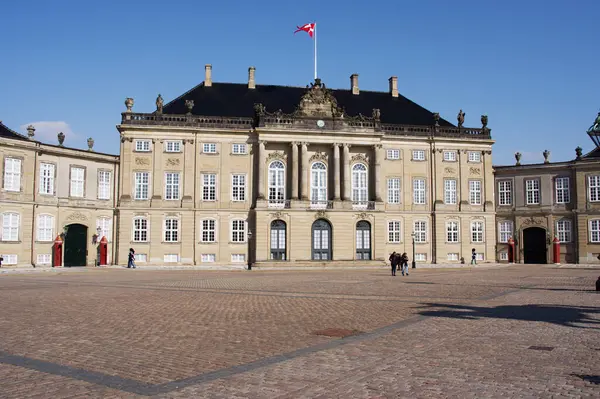 コペンハーゲン デンマーク 2023年4月6日 いくつかの観光客や澄んだ青空とコペンハーゲンの中心部にあるデンマーク王室の宮殿Amianborg — ストック写真