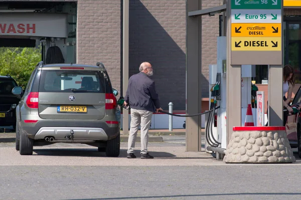 Arnhem Ολλανδία Μαΐου 2023 Άνθρωπος Ανεφοδιάζει Αυτοκίνητό Του Βενζινάδικο — Φωτογραφία Αρχείου